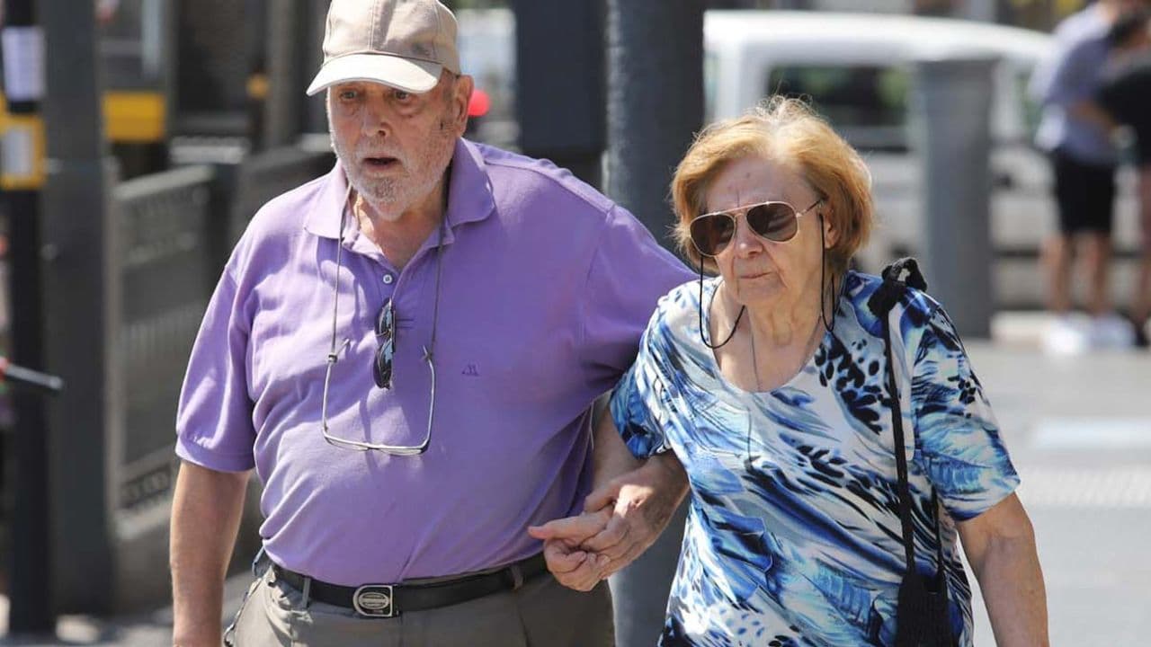 Adultos mayores en una fila de pago de jubilaciones