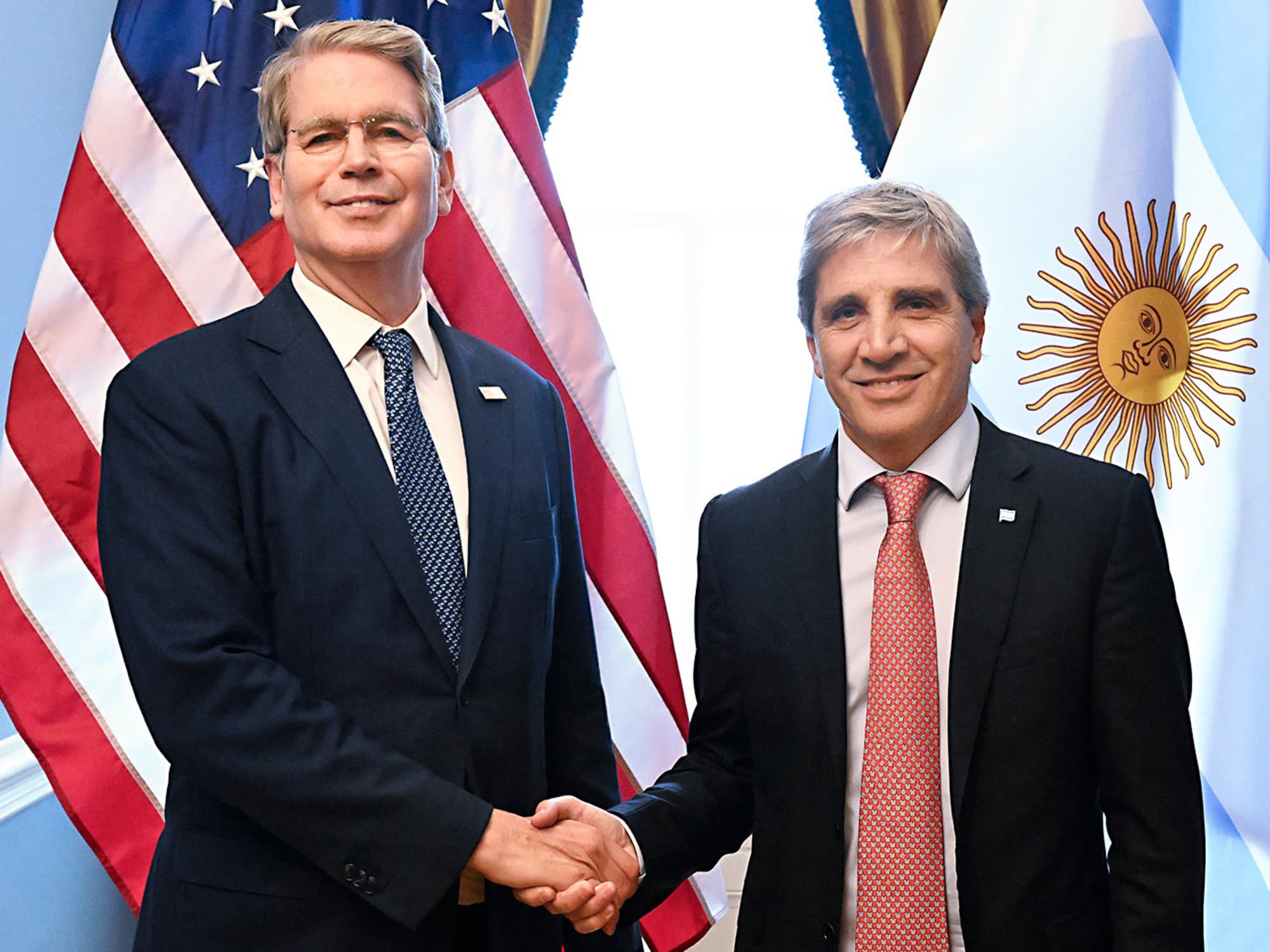 Planta de energía y torre petrolera en Vaca Muerta